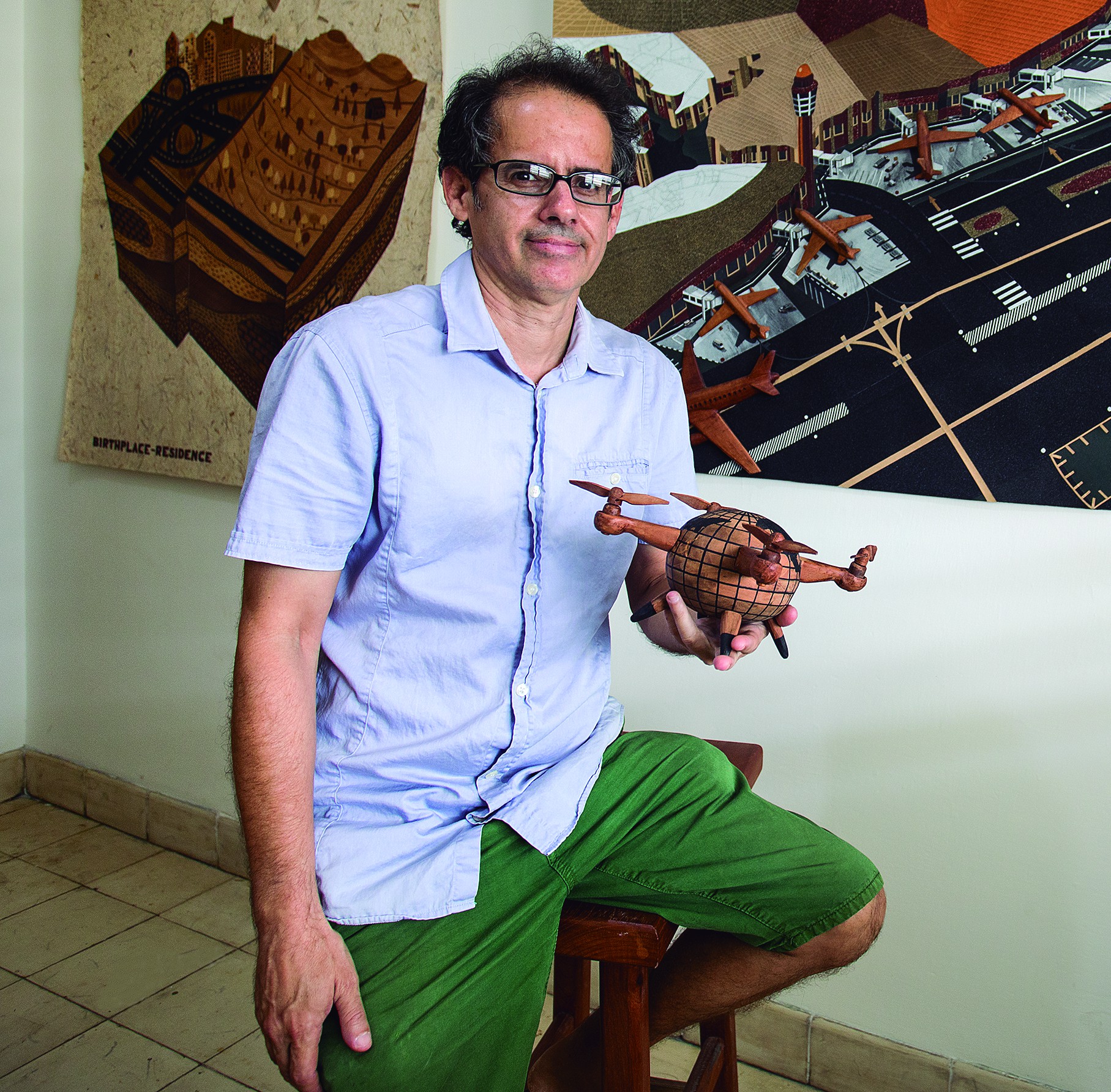 ABEL BARROSO: Pinar del Río, 1971. Vive y trabaja en La Habana, Cuba. Artista y curador. Estudió en la Escuela Nacional de Artes Plásticas y en el ISA. Es conocido por sus piezas tridimensionales e interactivas.