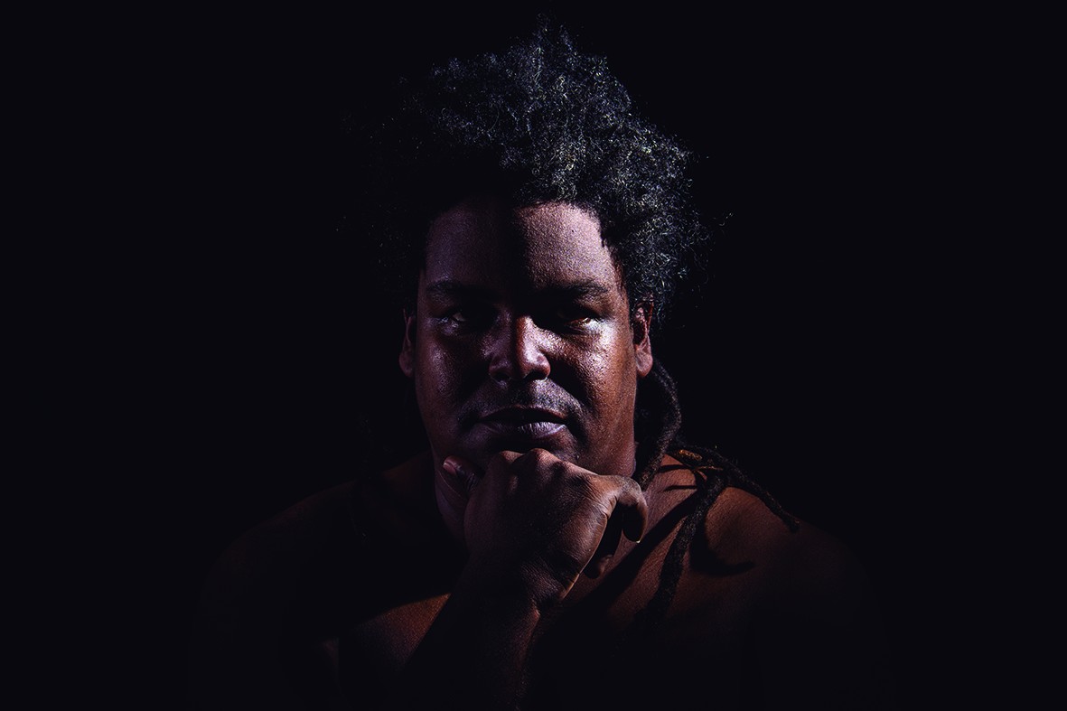 ALEJANDRO LEZCAY HIERREZUELO: Santiago de Cuba, 1987. Graduado en la Academia Profesional de Artes Plásticas de Santiago de Cuba. Actualmente labora como Vicepresidente Segundo en la Fundación Caguayo.