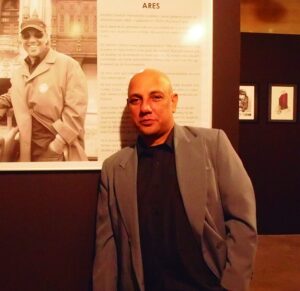 ARISTIDES ESTEBAN HERNANDEZ GUERRERO (ARES): La Habana, Cuba, 1963. De formación autodidacta. incursiona en el humor gráfico, ilustraciones, carteles y pintura. Ha obtenido más de 160 premios internacionales.