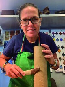 BEATRIZ SALA SANTACANA: La Habana, Cuba, 1975. Miembro de la UNEAC. Escultora, pintora y ceramista. Ha participado en numerosas exposiciones individuales y colectivas en Cuba y el mundo.