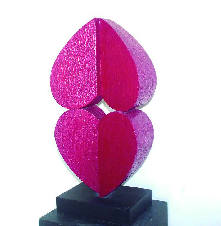BÉSAME CORAZÓN. Juan Narciso Quintanilla, Acero pintado. 78 x 36.5 x 25 cm. 2016