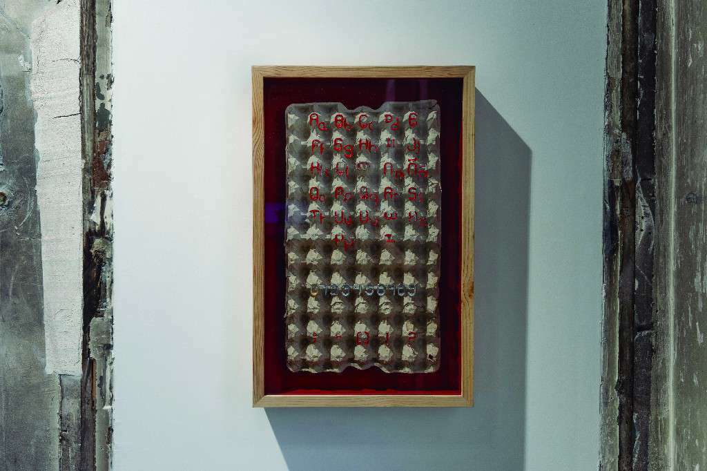 CLAVE, José Mesías, (abecedario de Coca-Cola, números de cerveza) Chapillas de lata, cartones de huevo 60 x 30 cm. 2021