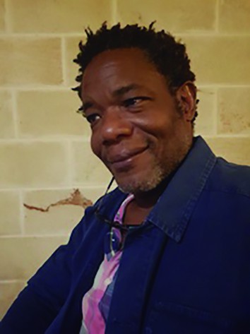 CARLOS TORRES CAIRO: La Habana, Cuba, 1962. Inicia estudios de fotografía en los ochenta. Desde 1992 se especializa en edición de libros y curaduría de exposiciones sobre fotografía. Dirige el Grupo Creativo Cairostudio.