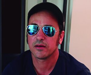 EDUARDO ABELA TORRÁS: La Habana, Cuba, 1963. Graduado de la Academia de Arte San Alejandro. Ha realizado 17 exposiciones personales y múltiples muestras colectivas. Posee la Distinción por la Cultura Nacional.