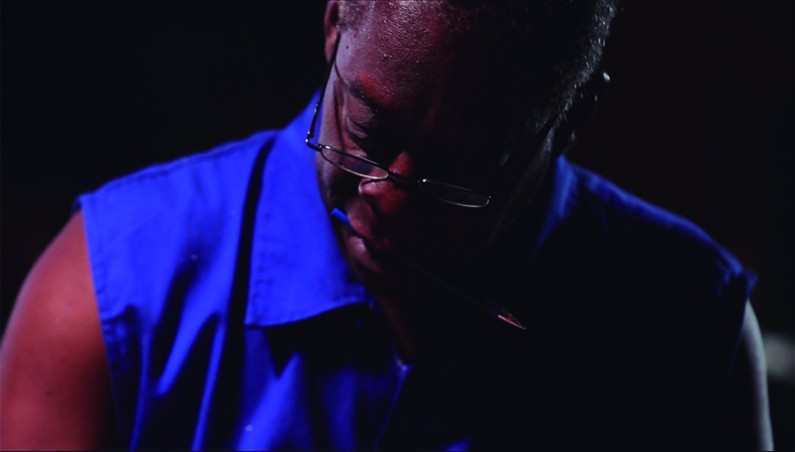 EDUARDO ROCA SALAZAR (CHOCO): Santiago de Cuba, 1949. Pintor, dibujante y grabador. Ostenta la Distinción por la Cultura Nacional y el Premio Nacional de Artes Plásticas.