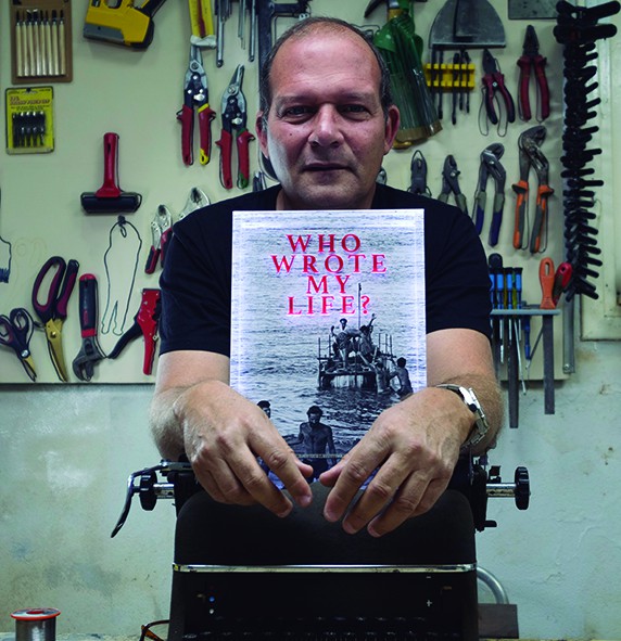 ERNESTO FERNÁNDEZ: La Habana, Cuba, 1963. Graduado de Estudios Prácticos de Fotografía Digital, Alemania. Ha ejercido como fotógrafo y periodista para diversos medios en paralelo con su trabajo artístico.