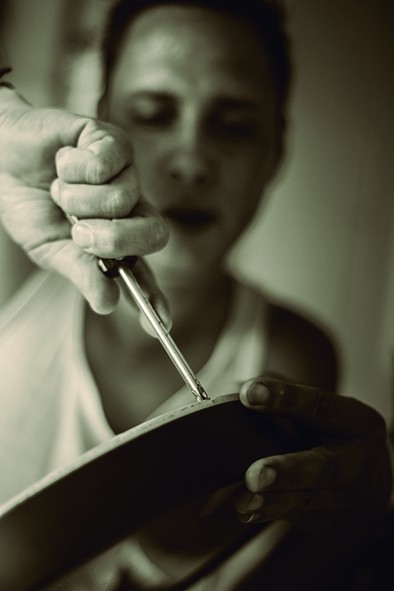 ENRIQUE WONG: Graduado en la Academia Nacional de Bellas Artes San Alejandro. Ha participado en numerosas exposiciones colectivas, ferias y eventos artísticos en Cuba y el extranjero.