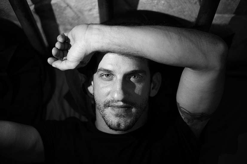 GABRIEL GUERRA BIANCHINI: La Habana, Cuba, 1984. Fotógrafo y artista cubano autodidacta, ha trabajado para prestigiosos festivales internacionales de cine y música. Su trabajo ha sido exhibido en Cuba y el extranjero.