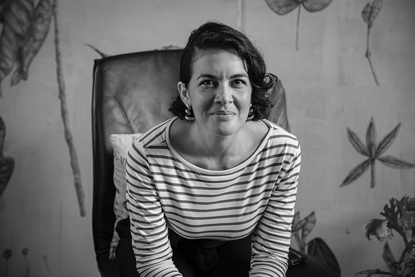 GLENDA SALAZAR: Holguín, Cuba, 1982. Graduada del Instituto Superior de Arte (ISA). Ha realizado estudios en prestigiosas instituciones internacionales. Obras suyas forman parte de numerosas colecciones públicas y privadas.