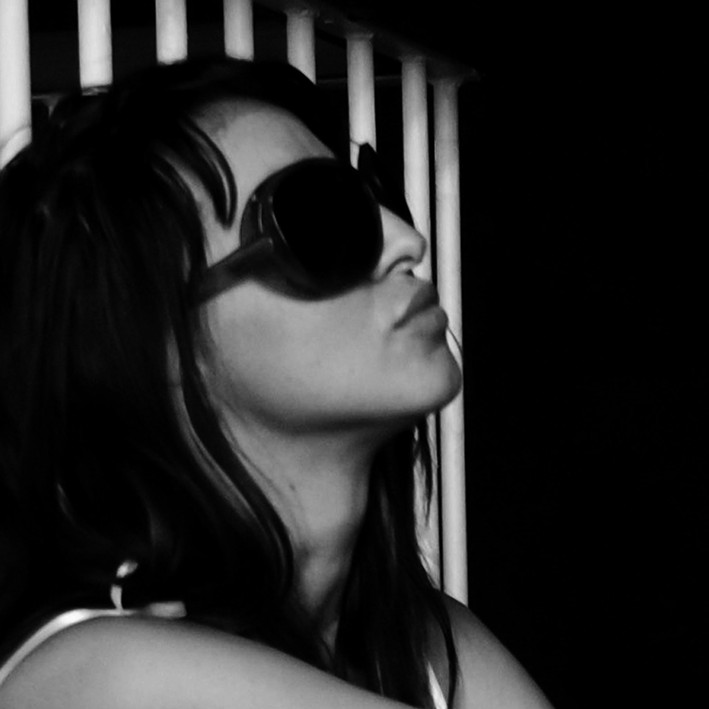 JENNIFER JIMÉNEZ RICO: Artista Visual, graduada de Diseño Gráfico en el 2009. Ha realizado exposiciones personales y colectivas tanto en Cuba como en Europa.