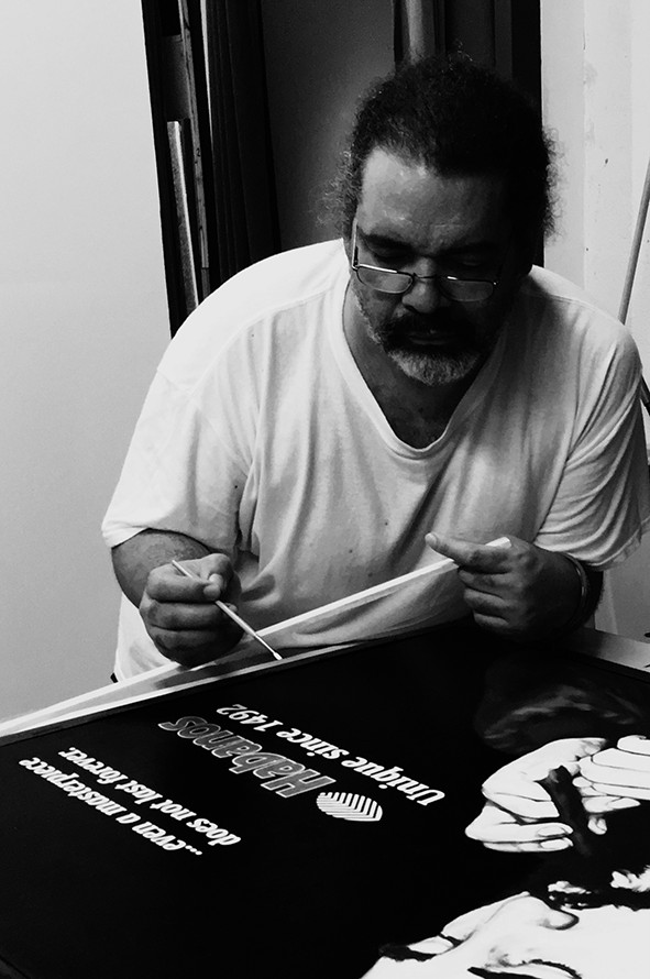 JOSÉ TOIRAC: Guantánamo, Cuba, 1966. Graduado de la Academia San Alejandro y del ISA. Premio Nacional de Artes Plásticas 2018. Su obra está presente en relevantes colecciones cubanas y extranjeras.