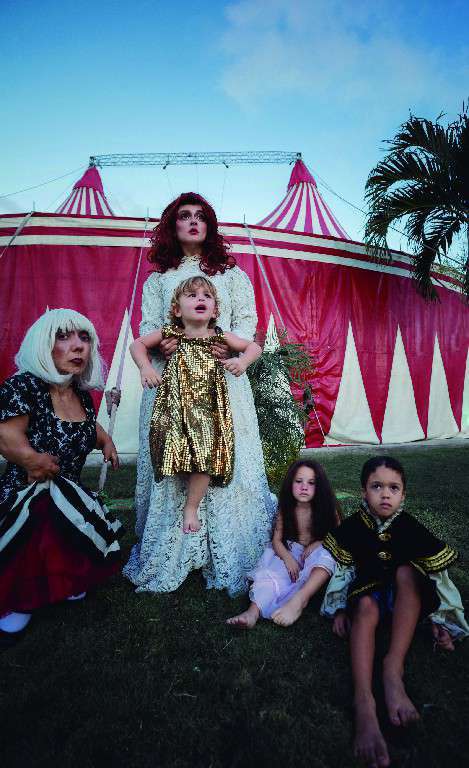 LA FAMILIA. De la Serie Amar&YA. May Reguera. Fotografía digital, 84 x 54 cm. 2018