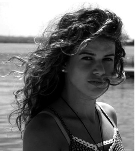 LIANET MARTINEZ: Cienfuegos, Cuba, 1993. Graduada en Artes Visuales en el Instituto Superior de Arte (ISA). Su obra ha sido expuesta en prestigiosas instituciones cubanas e internacionales.