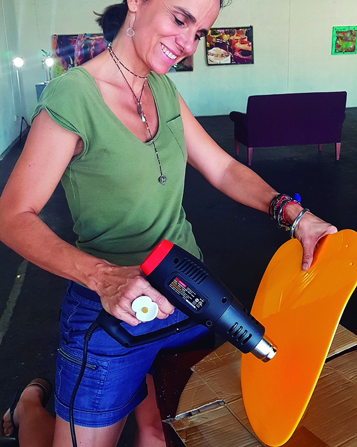 LUCÍA ZALBIDEA MUÑOZ: Valencia, España, 1969. Licenciada en Bellas Artes por la Universidad Politécnica de Valencia. Miembro del colectivo Arte en la Red 2009-2012.