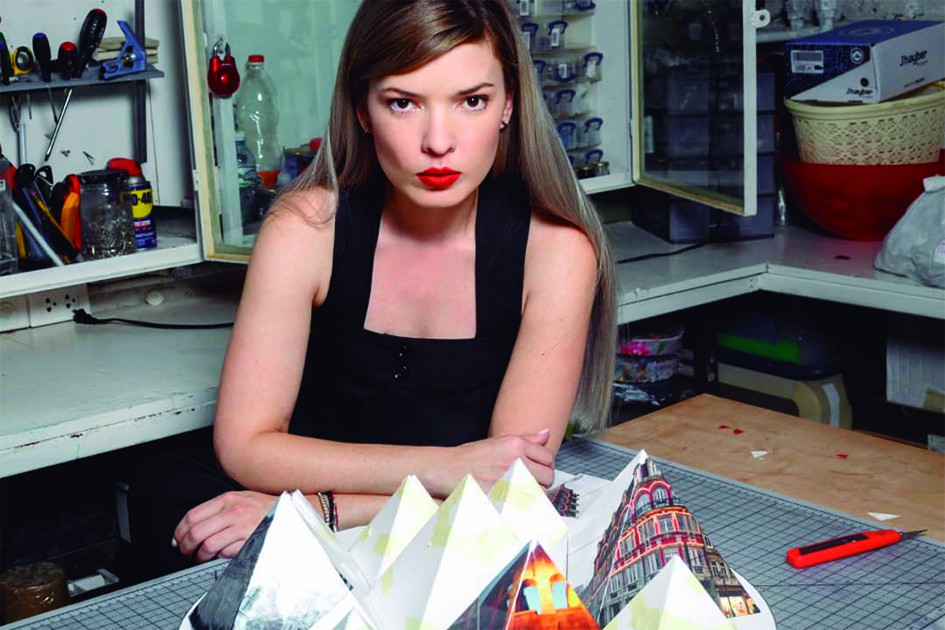 MABEL POBLET PUJOL: Cienfuegos, Cuba, 1986. Graduada de la Academia de Bellas Artes San Alejandro” y el ISA. Ha realizado más de 20 exposiciones personales en Cuba y el extranjero y participado en relevantes eventos internacionales.