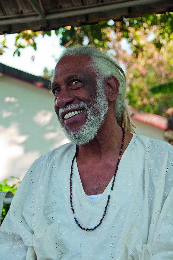 MANUEL MENDIVE HOYOS: La Habana, Cuba, 1944. Graduado de la Academia de Bellas Artes San Alejandro. Ha recibido incontables reconocimientos como el Premio Nacional de Artes Plásticas 2001.