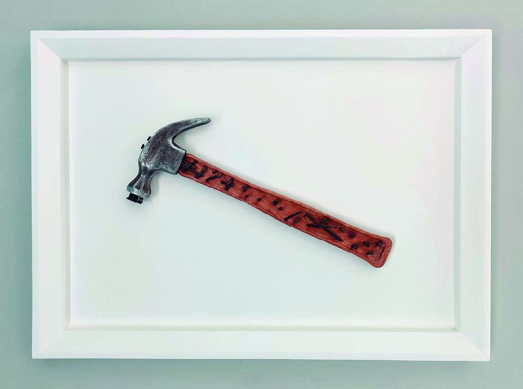 MARTILLO. Arley Vázquez Madera policromada y metal 55 x 40 cm.