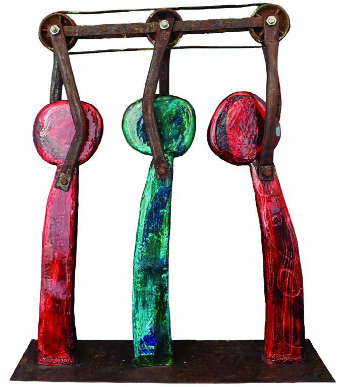 MECANISMO. Beatriz Santacana. Pasta blanca chamotada, modelada a partir de placas cerámicas y esmaltada con óxidos metálicos y pigmentos. Incorpora elementos reciclados de metal. 73 x 63 x 18 cm. 2017