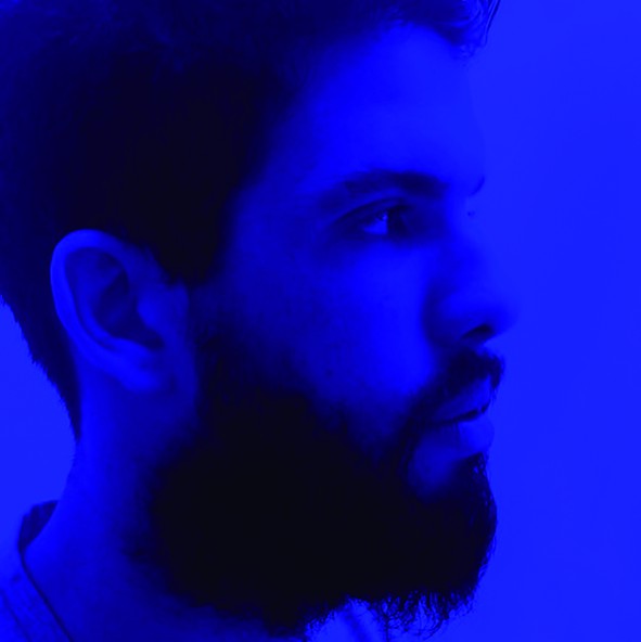 NESTOR ÁLVAREZ: Cienfuegos, Cuba, 1988. Graduado de la Academia Profesional de Arte “Benny Moré” en Cienfuegos y el ISA. Ha participado en prestigiosos eventos como la Bienal de la Habana y ha disfrutado de varias residencias artísticas internacionales. Creador de LightBox, grupo dedicado al Light Art, y colaborador de Colón Cultural.