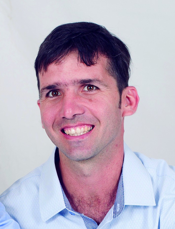 OSMEIVY ORTEGA PACHECO: La Habana, Cuba, 1980. Graduado del Instituto Superior de Arte (ISA) y la Academia Nacional de Bellas Artes “San Alejandro”. Realizó estudios en The Royal Institute of Art de Estocolmo, Suecia. Ha participado en numerosas residencias artísticas en Cuba, Nueva Zelanda, USA y Alemania.