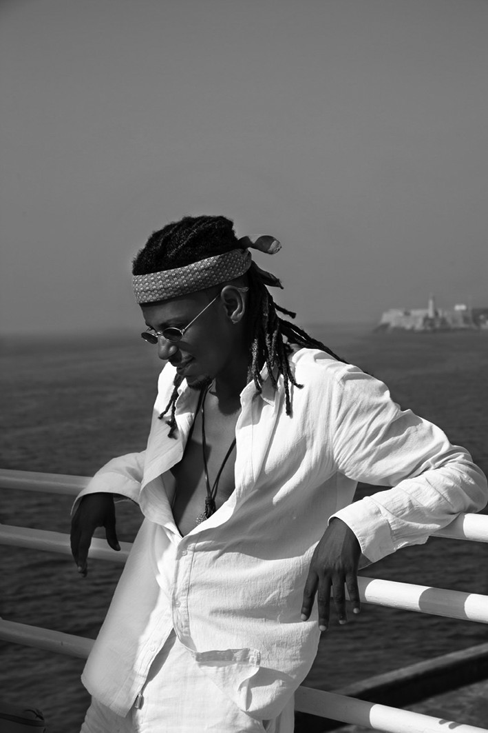 OSMEL PORTUONDO AZCUY: La Habana, Cuba, 1985. Actor de teatro y artista visual dedicado a la fotografía. Su formación se completó con cursos de actuación en el Instituto Superior de Arte (ISA). Como fotógrafo ha expuesto su obra en La Habana, New York y México.