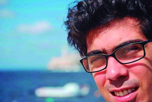 OSVALDO GONZÁLEZ AGUIAR: Camagüey, Cuba, 1982. Graduado de la Escuela Profesional de Artes Plásticas de Camagüey y el ISA. Su obra ha sido expuesta en numerosas exposiciones colectivas, ferias y eventos de arte en Cuba y el extranjero. En 2018 el Rockefeller Brothers Fund le otorgó la participación al programa "Residency Unlimited" de la ciudad de Nueva York.