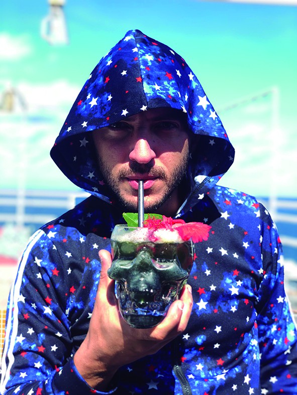 PABLO ROSENDO: Cuba, 1989. Graduado del Instituto Superior de Arte (ISA) en el 2014. Utiliza varios medios como la fotografía, la pintura y el video, intentando conectar su propia vida directamente con la naturaleza a través de intervenciones en espacios públicos.