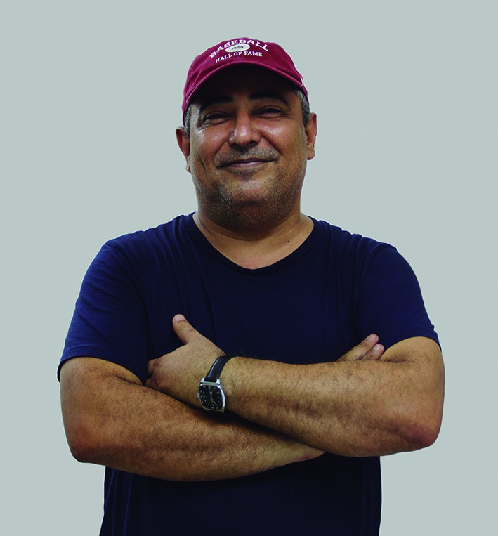 REYNERIO TAMAYO FONSECA: Niquero, Cuba, 1968. Graduado de la ENA y el ISA. Artista polifacético que transita con total fluidez por la pintura, la escultura, la instalación, entre otras manifestaciones. Cuenta con numerosas exposiciones personales y su trabajo ha sido exhibido en innumerables muestra colectivas alrededor del mundo. Ha sido galardonado en prestigiosos certámenes internacionales.