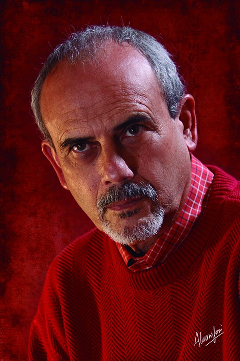 RUFINO DEL VALLE VALDÉS: La Habana, 1946. Fotohistoriador, crítico de arte y fotógrafo. Fue jefe de fotografía científica del Hospital Ortopédico Frank País, especialista en el Centro Nacional de Cultura Comunitaria y de la Fototeca de Cuba. Sus obras se han expuesto en Cuba y el extranjero. Ha publicado cuatro libros sobre fotografía e impartido conferencias en Cuba y otros países.