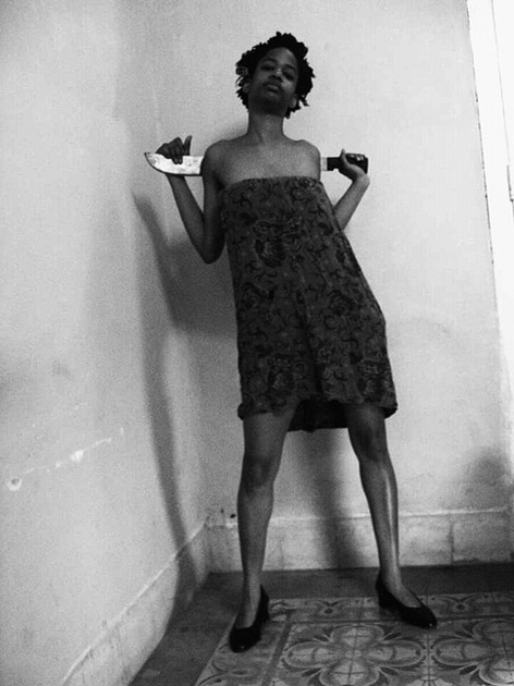 SUSANA PILAR DELAHANTE MATIENZO: La Habana, Cuba, en 1984. Graduada de la Academia “San Alejandro” y el ISA. Ha realizado estudios de posgrado en Alemania. Ha recibido diversos premios y participado en residencias artísticas en Italia, Kenia, USA, Austria, Canadá, Suecia, Holanda, Alemania y España. Su trabajo ha sido expuesto en prestigiosas bienales, eventos internacionales y exposiciones colectivas.