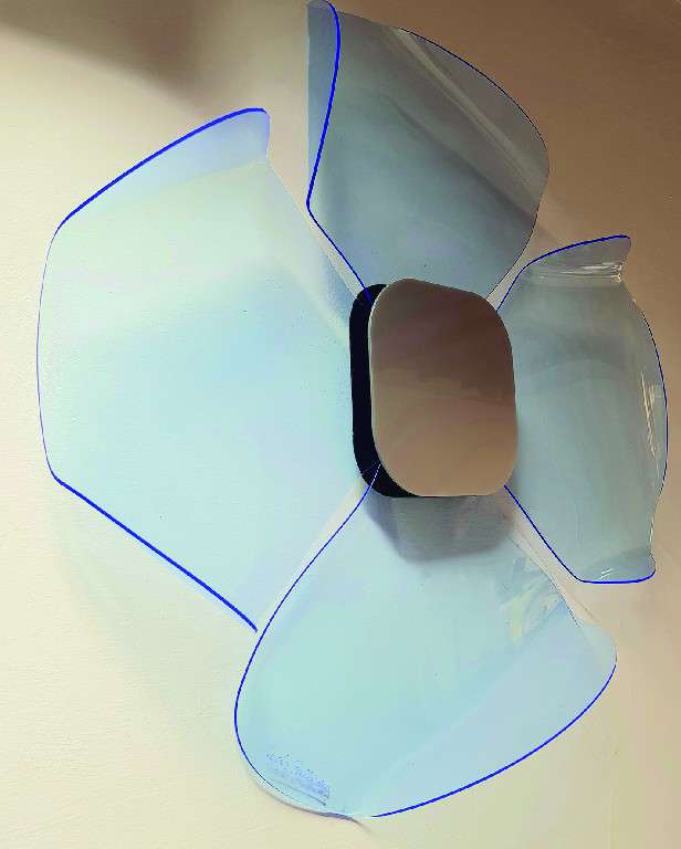 SUTILIS” (POPPY). Lucía Zalbidea, Acrílico cortado al láser sobre metal. (MEDIDAS) 2021.