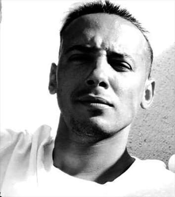 VÍCTOR MANUEL IBÁÑEZ: La Habana, Cuba, 1987. Artista autodidacta. Ha expuesto su obra en muestras colectivas de Cuba e instituciones internacionales como Bryant Toth Fine Art; el Centro de Artes de Westport, USA; entre otras.