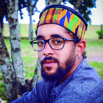 VICTOR MANUEL VADEN MORGAN: Cárdenas, Cuba, 1989. Graduado en Artes Plásticas y Pedagogía. Realiza diversos cursos de diseño artístico, dibujo y pintura en la Asociación Cubana de Artesanos Artistas (ACAA). Ha participado en diversas muestras, entre las que destacan la XIII Bienal de La Habana y la Fundación Caguayo de Santiago de Cuba. Ha recibido diversos premios en los Salones de Artes Plásticas de su ciudad natal, de la UNEAC, y otras instituciones culturales.