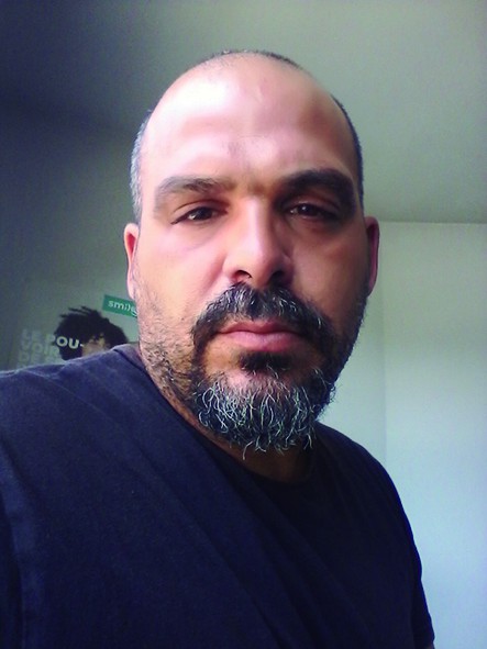 VLADIMIR GONZÁLEZ PORTALES: La Habana, Cuba. Graduado de la Academia Nacional de Bellas Artes “San Alejandro”. Máster en Estudios sobre América Latina, especialidad Arte y Sociedad, por la Universidad de Toulouse. Formación como videografista en Cyrus Formación, Francia. Ha realizado diversas exposiciones personales en su ciudad natal y en Toulouse, Francia. Ha participado en numerosas muestras colectivas y eventos artísticos en Cuba, Francia y Costa Rica.