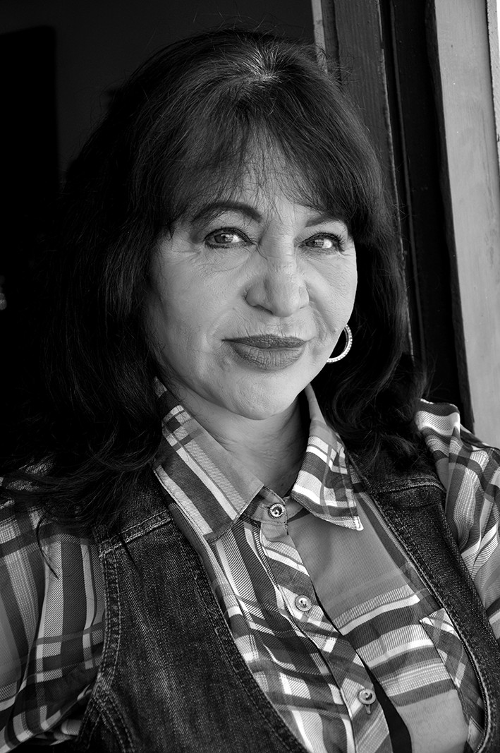 ZAIDA DEL RÍO: Villa Clara, Cuba, 1954. Graduada de la Escuela Nacional de Arte (ENA), el Instituto Superior de Arte (ISA) y la Escuela de Bellas Artes de París. Sus obras se encuentran expuestas en importantes galerías de todo el mundo y ha obtenido muchos premios a nivel nacional e internacional. Es una de las más relevantes creadoras plásticas de vanguardia en Cuba. Su prolífica labor artística ha incluido la ilustración de revistas, discos y libros; así como decoraciones murales en Cuba y en el exterior.