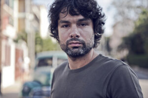 ALEJANDRO GONZÁLEZ MÉNDEZ: La Habana, 1974. Comenzó como fotógrafo autodidacta y en 2002 se formó en la Kunsthochschule für Medien de Colonia, Alemania. Ha expuesto en prestigiosas instituciones cubanas e internacionales.