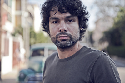 ALEJANDRO GONZÁLEZ MÉNDEZ: La Habana, 1974. Comenzó como fotógrafo autodidacta y en 2002 se formó en la Kunsthochschule für Medien de Colonia, Alemania. Ha expuesto en prestigiosas instituciones cubanas e internacionales.