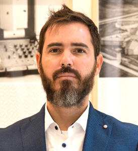 ALEX HERNÁNDEZ DUEÑAS: La Habana, 1982. Graduado de San Alejandro en 2004 y en 2010 del ISA, La Habana, donde reside actualmente. Ha continuado su formación con residencias en instituciones internacionales. Su obra tiene un per l multidisciplinario, alternando entre la pintura, el video y las instalaciones.