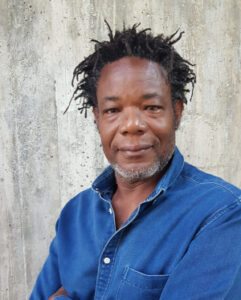 CARLOS TORRES CAIRO: La Habana, 1962. Graduado de Ingeniería en el Instituto Politécnico José Antonio Echevarría. Hacía finales de la década de 1980 inicia estudios sobre fotografía, hasta que fue nombrado en 1994 miembro de la Unión de Escritores y Artistas de Cuba. Desde 1992 se especializa en la edición de libros y curaduría de exposiciones sobre fotografía. Dirige el Grupo Creativo Cairostudio, especializado en interiorismo.