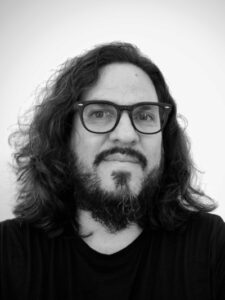 DAVID BELTRÁN: La Habana, 1962. Se graduó de San Alejandro en 1997, y del Instituto Superior de Arte en el 2003. Formó parte del dúo Edgar & David (2000- 2005), del Colectivo Enema, guiado por el artista cubano Lázaro Saavedra, e integró el grupo “La Teoría Dorada de Popeye”, a partir del 2005. En el año 2007 comienza a trabajar de manera independiente, experimentando con la pintura y la fotografía fundamentalmente.