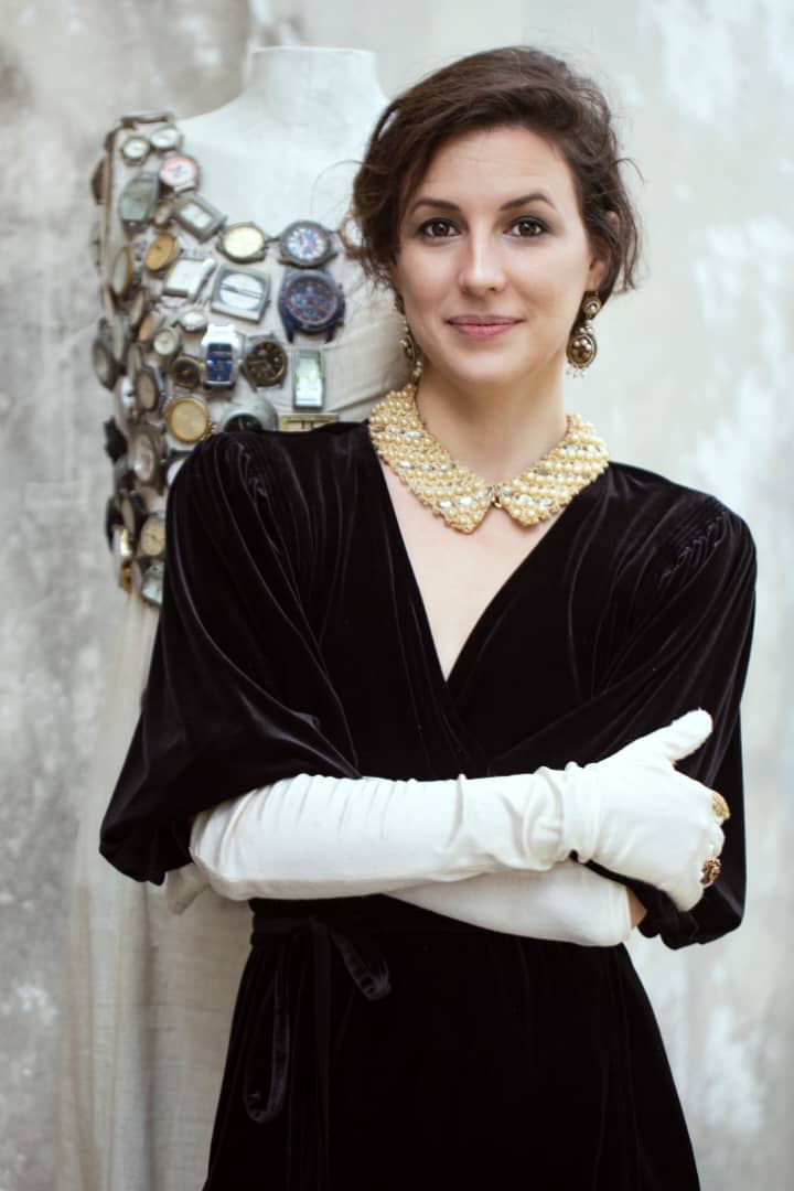 GABRIELA REYNA: La Habana, 1991. Graduada de la Academia Nacional de Bellas Artes San Alejandro en 2011 y Licenciada en Artes Visuales de la Universidad de las Artes de Cuba (ISA) en 2016. Es profesora de la especialidad de escultura en la Academia Nacional de Bellas Artes San Alejandro, La Habana, desde 2022.