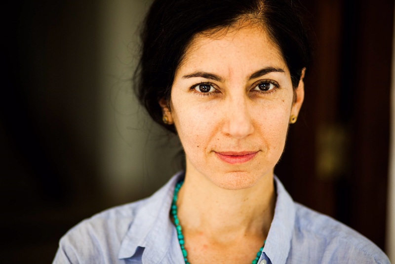 GLENDA LEÓN: La Habana, 1976. Reside y trabaja en La Habana y Madrid. Es Licenciada en Historia del Arte, Universidad de La Habana, 1999) y Máster en Nuevos Medios, Kunsthos- chule für Medien, Colonia, 2007. Fue reconocida con el Premio LARA, el Pollock-Krasner Foundation Grant, el Premio DKV y el Premio Bienal Pilar Juncosa y Sotheby’s de Creación Artística.