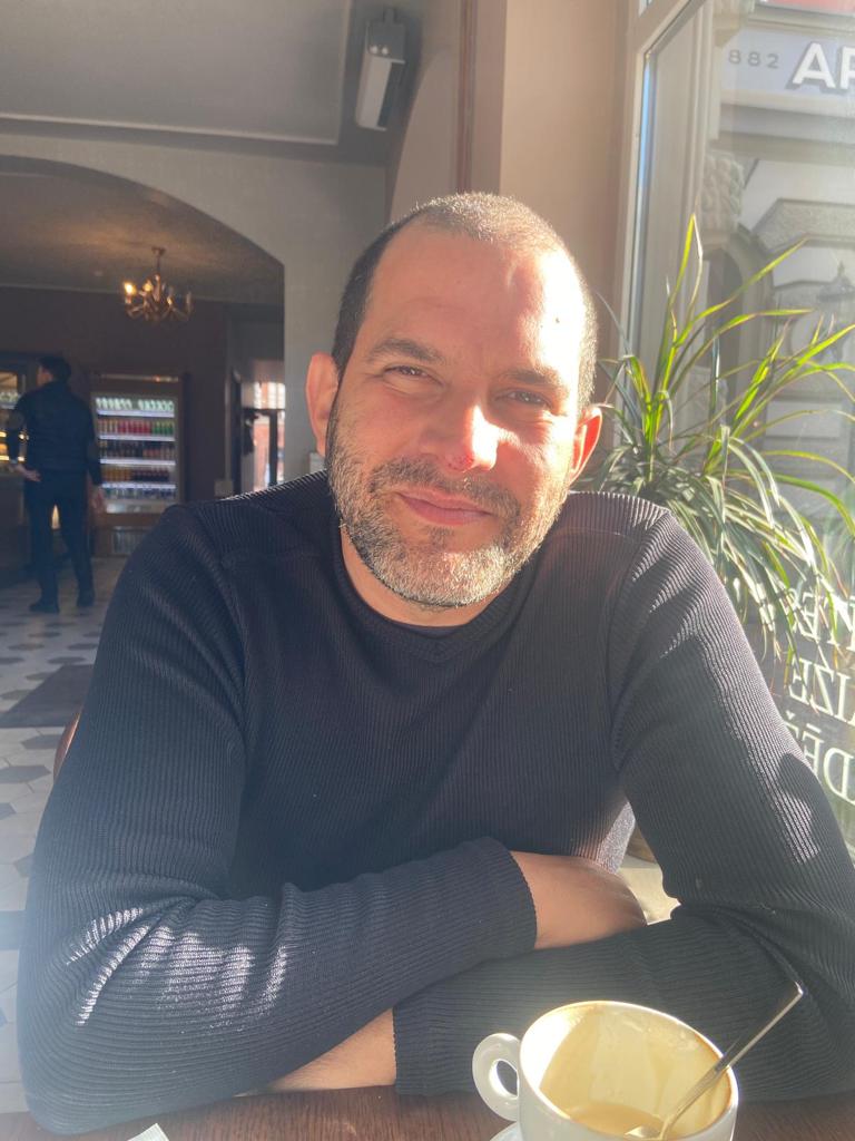 HUMBERTO DÍAZ: Cienfuegos, Cuba, 1975. Estudió Cerámica y Diseño Gráfico en la Escuela Profesional de Arte de Trinidad en 1995 y en 2004 se graduó de Escultura en el Instituto Superior de Arte de La Habana. Con más de veinte exposiciones personales y cientos de muestras colectivas, Humberto es conocido por sus site specifc, instalaciones, esculturas, fotografías, videos y performances en importantes eventos nacionales e internacionales.