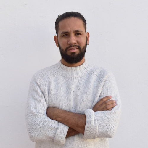 MAYKEL SOTOMAYOR: Pinar del Río, Cuba, 1971. eside en La Habana. Graduado de las escuelas de enseñanza media y superior de Arte en La Habana. Ejerció como profesor de pintura en el Instituto Superior de Arte (ISA) entre 1996 y 2007. Es miembro de la Unión de Escritores y Artistas de Cuba (UNEAC).