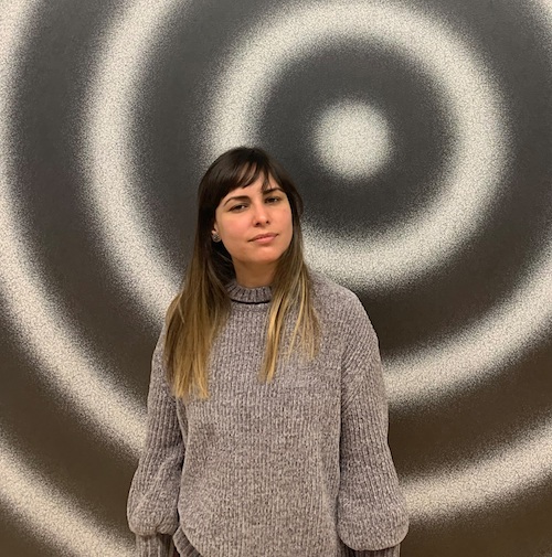 MARI CLAUDIA GARCÍA: La Habana, 1989. abana, Cuba. Reside en La Habana y Providence, Rhode Island, EE.UU. Es una artista multidisciplinaria, graduada de la Academia Nacional de Bellas Artes, San Alejandro, La Habana, en 2008 y luego de la Licenciatura en Artes Visuales de la Universidad de las Artes (ISA) también en La Habana, Cuba, en el 2013. Trabajó como profesora en la Facultad de Artes Visuales del ISA durante cuatro años, después de graduarse, y obtuvo un MA en Procesos Formativos de la Enseñanza de las Artes (2018) en dicha institución.