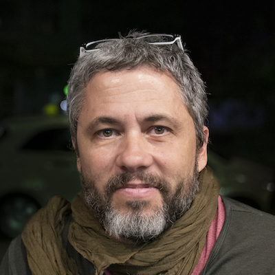 MICHEL POU: La Habana, 1971. Es un artista y fotógrafo autodidacta residente en La Habana. En el año 2019 fue invitado como residente asistente por la Universidad de las Artes Aplicadas de Viena al MuseumsQuartier.