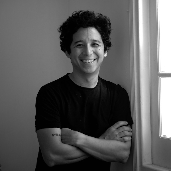 NÉSTOR KIM: La Habana, 1972. Reside en La Habana. Graduado del Instituto Superior de Diseño. Ha cursado estudios de fotografía y cine y su trabajo se desarrolla entre estos dos mundos. Dirige cortos de ficción, documentales y videos musicales. Ha obtenido premios Lucas en las categorías de Opera Prima, Animación y Mejor video de música Pop Rock en los años 2010 y 2020.